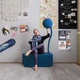 nowoczesna-niebieska-pufa-ksztalt-inny