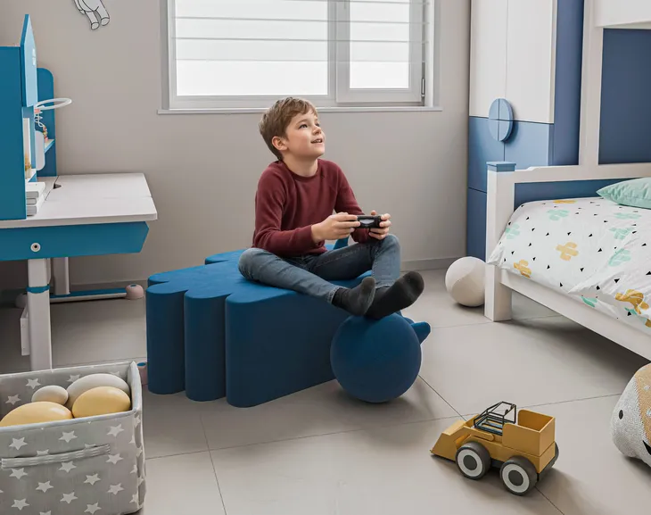 nowoczesna-niebieska-pufa-typ-tapicerowana