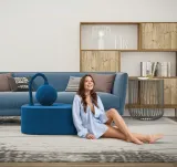 nowoczesna-niebieska-pufa-kolor-obicia-odcienie-niebieskiego