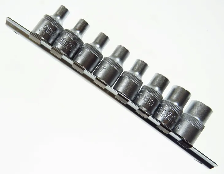 klucze-nasadowe-nasadki-torx-e4-e14mm-3-8-8szt-stan-nowy