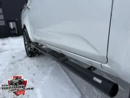 stopnie-boczne-z-nakladkami-plastikowymi-czarne-dc-isuzu-d-max-2020