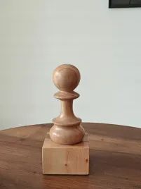 puchar-szachowy-drewniany-bialy-pion-25-cm-prezent-nagroda-trofeum