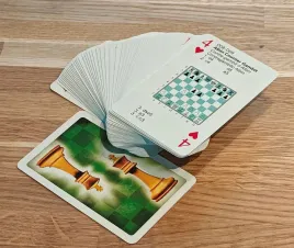 karty-2-w-1-klasyczne-karty-do-gry-debiuty-szachowe