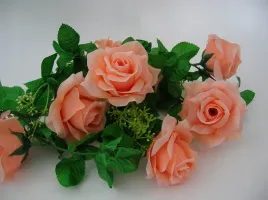 brzoskiowniowe-roze-girlanda-na-krzyz-girlandy