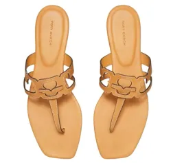 klapki-tory-burch-ines-z-paskiem-w-ksztalcie-38