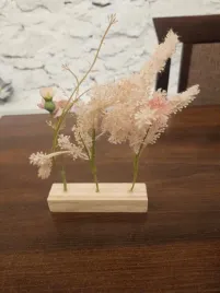 kwiaty-na-drewnianej-podstawce