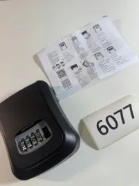 maly-sejf-na-klucze-na-drzwi-6077-76