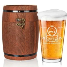 szklanka-do-piwa-prezent-na-61-urodziny-z-pudelkiem-w-ksztalcie-beczki
