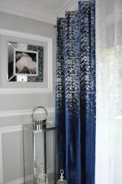 zaslona-welurowa-velvet-glow-ze-srebrnym-printem-140x250-przelotki-czarny