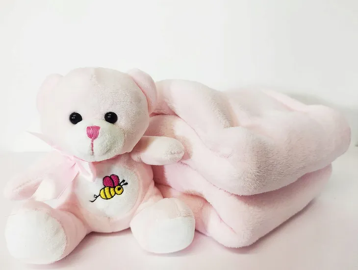 zestaw-maskotka-grzechotka-kocyk-z-misiem-dla-dziecka-material-tkanina