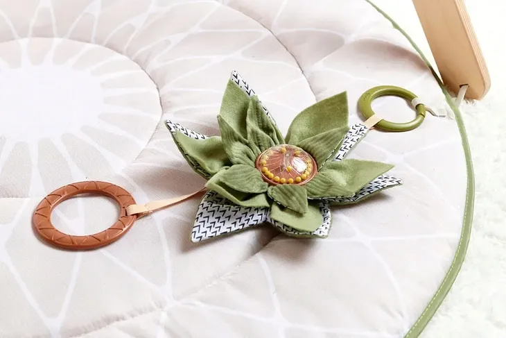 tiny-love-mata-dla-bobasa-ze-stojakiem-boho-chic-certyfikaty-opinie-atesty-ce