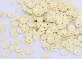 kremowe-cekiny-lamane-z-dziurka-ecru-kolka-7mm-15g