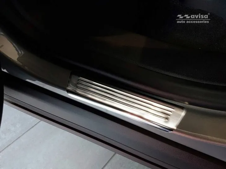 nakladki-progowe-do-ford-kuga-3-stal-stan-nowy-producent-avisa