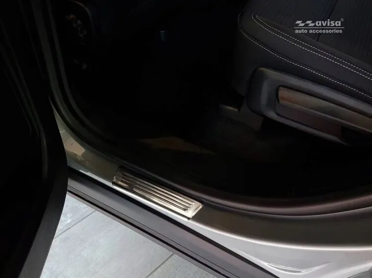 nakladki-progowe-do-ford-kuga-3-stal-producent-avisa-stan-nowy