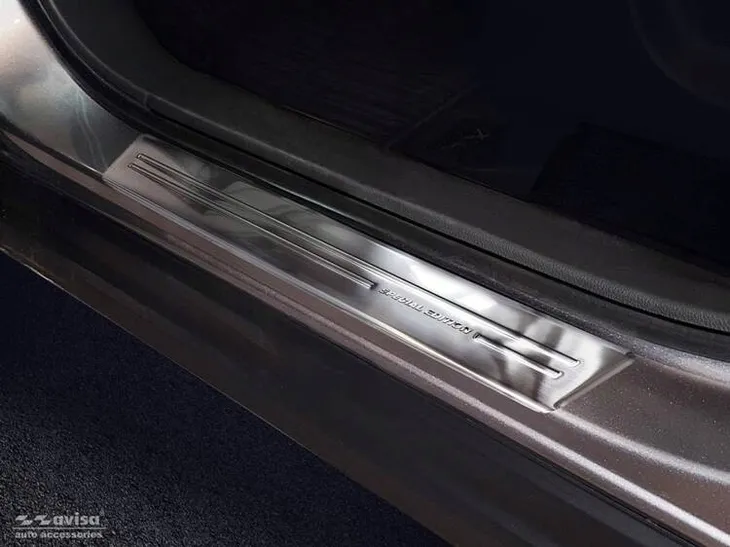 nakladki-progowe-do-mitsubishi-eclipse-cross-stal-waga-z-opakowaniem-2-kg