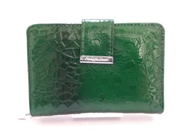 zielony-lakierowany-portfel-zapinany-na-zatrzask-jennifer-jones-5198-13