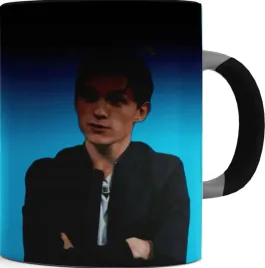 kubek-magiczny-czarny-tom-holland-02