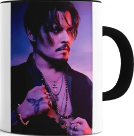 kubek-czarny-srodek-ucho-johnny-depp-10