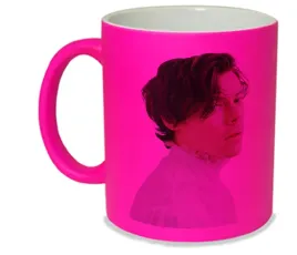 kubek-neon-rozowy-prezent-m2p-harry-styles-07