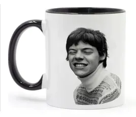kubek-bialy-czarne-dno-m2p-harry-styles-01