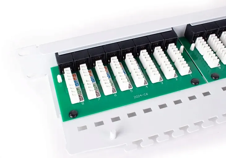 patch-panel-utp-cat-5e-24-porty-szary-bialy-waga-z-opakowaniem-1-1-kg