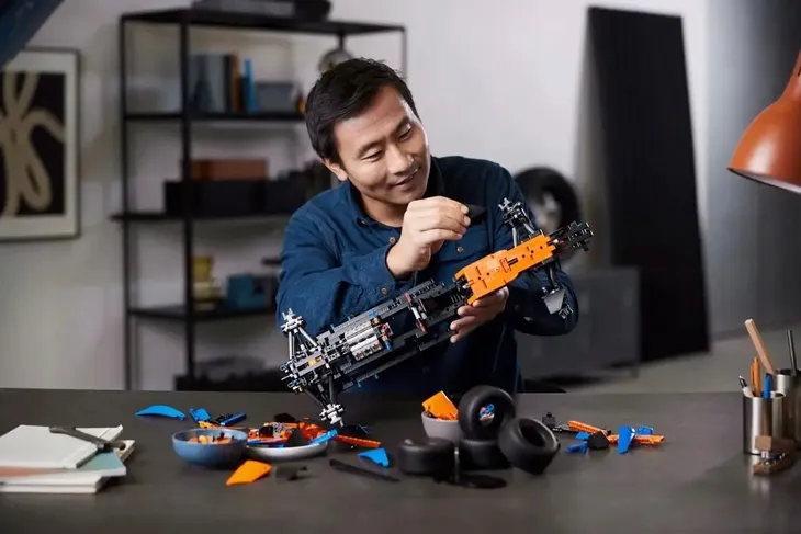 lego-technic-klocki-samochod-mclaren-formula-1-42141-material-plastik