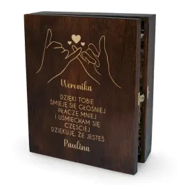 prezent-dla-przyjaciolki-skrzynka-na-wino-z-kieliszkami-personalizowana