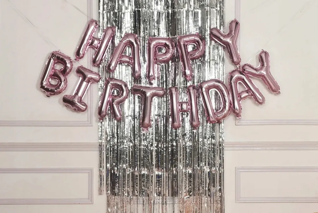 kurtyna-foliowa-srebrna-dekoracyjna-urodziny-slub