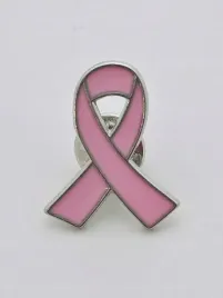 rozowa-wstazka-metalowy-pins-broszka-przypinka-akcja-na-dzien-kobiet