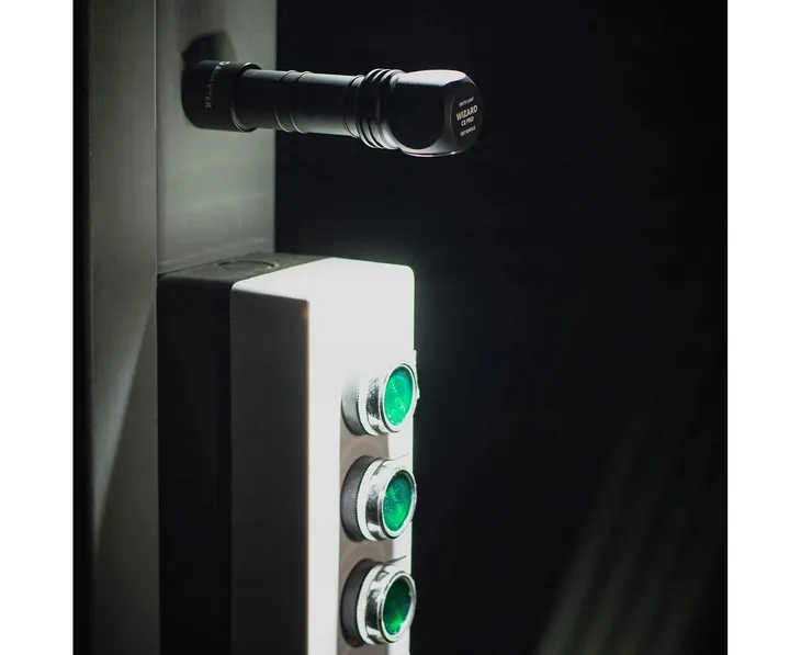 multi-latarka-armytek-wizard-c2-pro-2500-lm-white-cechy-dodatkowe-klips-do-mocowania-koronka-na-glowicy-kurzoodpornosc-ladowanie-usb-o-ring-wodoodpornosc-wstrzasoodpornosc