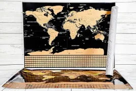 dekoracyjna-mapa-zdrapka-swiata-w-tubie-z-flagami-i-detalami-geograficznym
