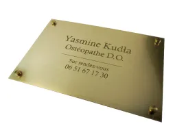 tabliczka-grawerowana-z-mosiadzu-do-30x20cm-grubosc-16mm-zlote-dystanse