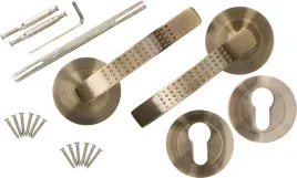 komplet-klamek-drzwiowych-z-szyldem-110mm-otwor-na-klucz-patyna-wkladka