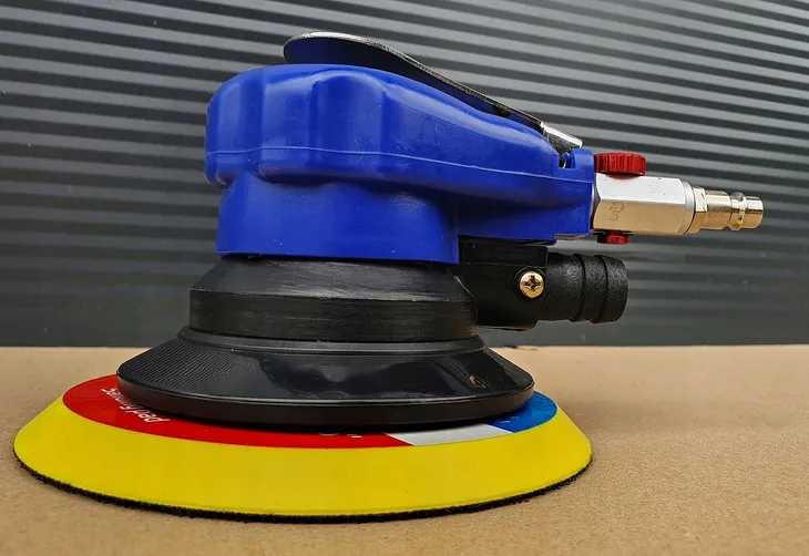 szlifierka-oscylacyjna-pneumatyczna-mimosrodowa-drewna-metalu-125-150mm-skok-oscylacji-2-mm