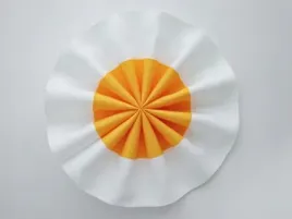 duza-kokarda-papieska-rozeta-bialo-zolta-20cm