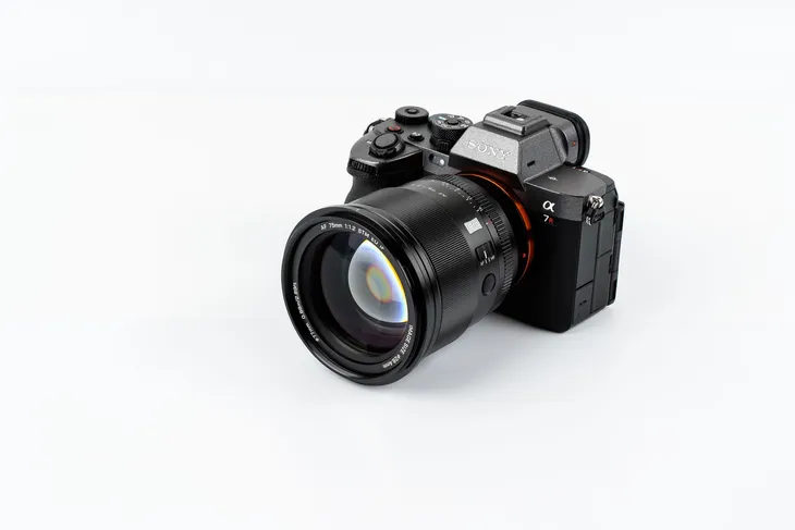 viltrox-af-75mm-f1-2-sony-e-pro