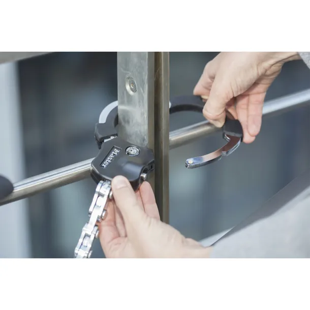 master-lock-street-cuff-with-key-long-8290eurdpro