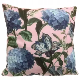 dekoracyjna-poszewka-45x45-cm-niebieskie-kwiaty-hortensje-na-rozowym-tle