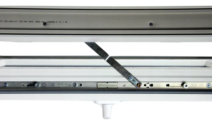 okno-pcv-700-x-400-uchylne-biale-uszkodzony-nie