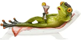 figurka-zaba-na-lezaku-z-drinkiem-zabka