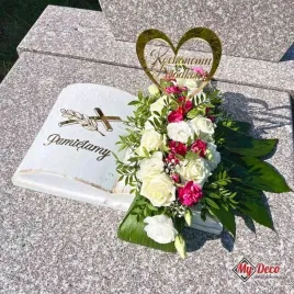biala-ksiega-na-grob-z-dekorem-pamietamy-i-zlotym-krzyzem