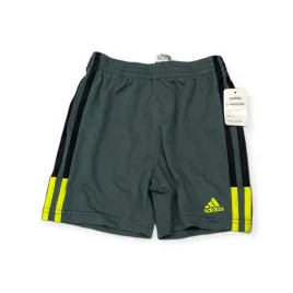 krotkie-spodenki-sportowe-chlopiece-adidas-4-latka