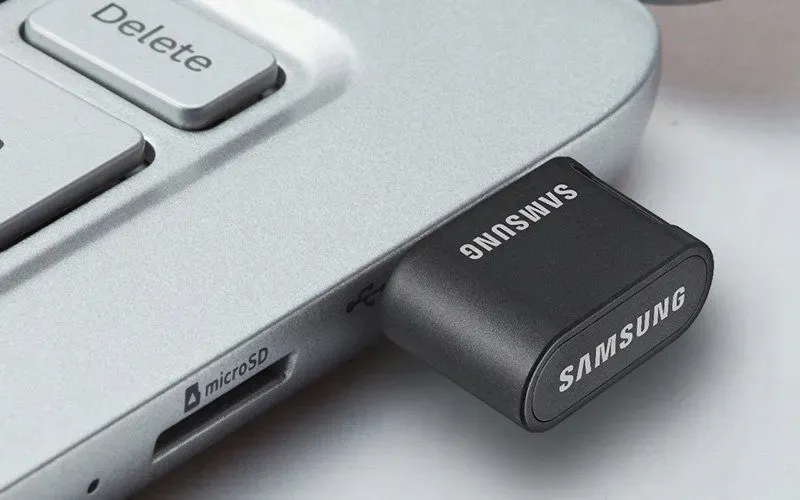 samsung-fit-plus-pendrive-128gb-voucher-navitel