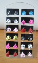 kolczyki-na-stojaku-12par-kostka-metalowa-1716