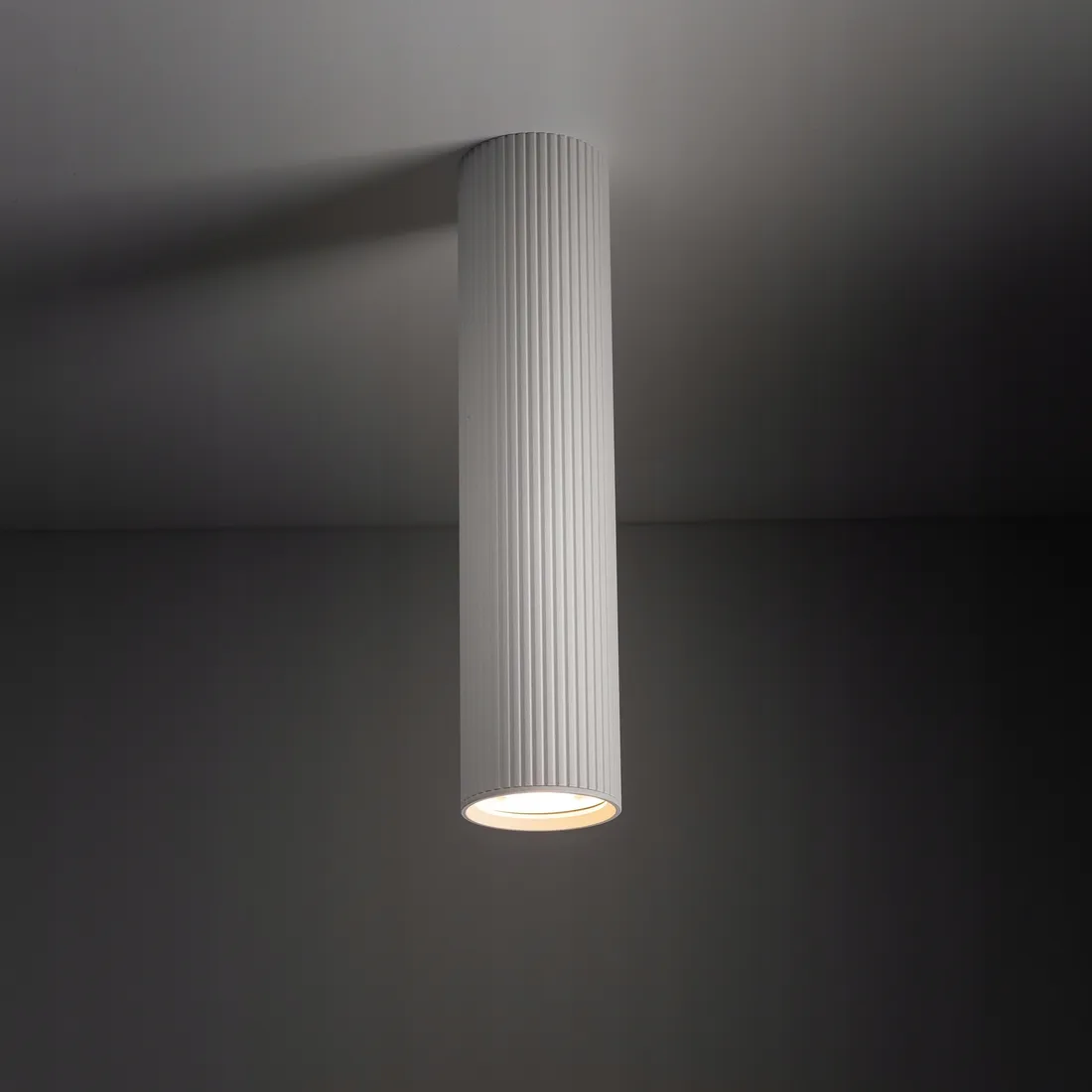 bialy-ryflowany-alu-spot-tuba-natynkowa-tk-lighting-tune-white-l