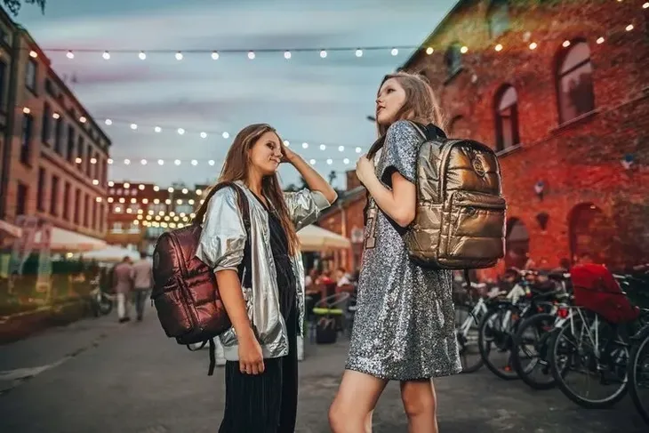 miejski-plecak-coolpack-ruby-glam-feathers-piorka-cechy-dodatkowe-regulowany-pasek-usztywniane-dno-usztywniane-plecy