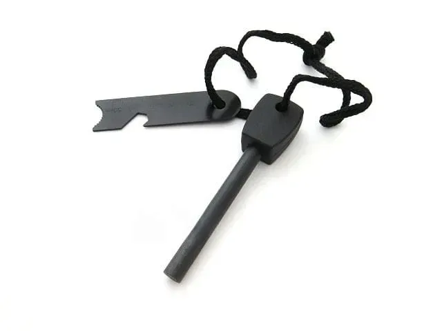 krzesiwo-magnezowe-nozyk-multitool-gwizdek