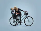 fotelik-rowerowy-thule-yepp-2-maxi-midnight-black-cechy-dodatkowe-miekka-wysciolka-odblaski-paski-zabezpieczajace-nogi-pieciopunktowe-pasy-bezpieczenstwa-regulacja-podnozka-system-szybkiego-montazu-wodoodprone-siedzenie