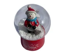 kula-sniezna-balwanek-zamiatajacy-grajaca-a