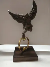 ikar-rzezna-na-podstawie-drewnianej